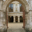 Htel de ville de La Rochelle, vue de la place, portail d'entre principal et en perspective les arcades de la galerie. : cliquez pour revenir à la page précédente ...