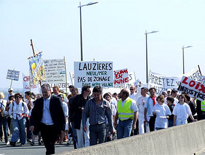 Photo : Manifestation pont le de R, 24 avril